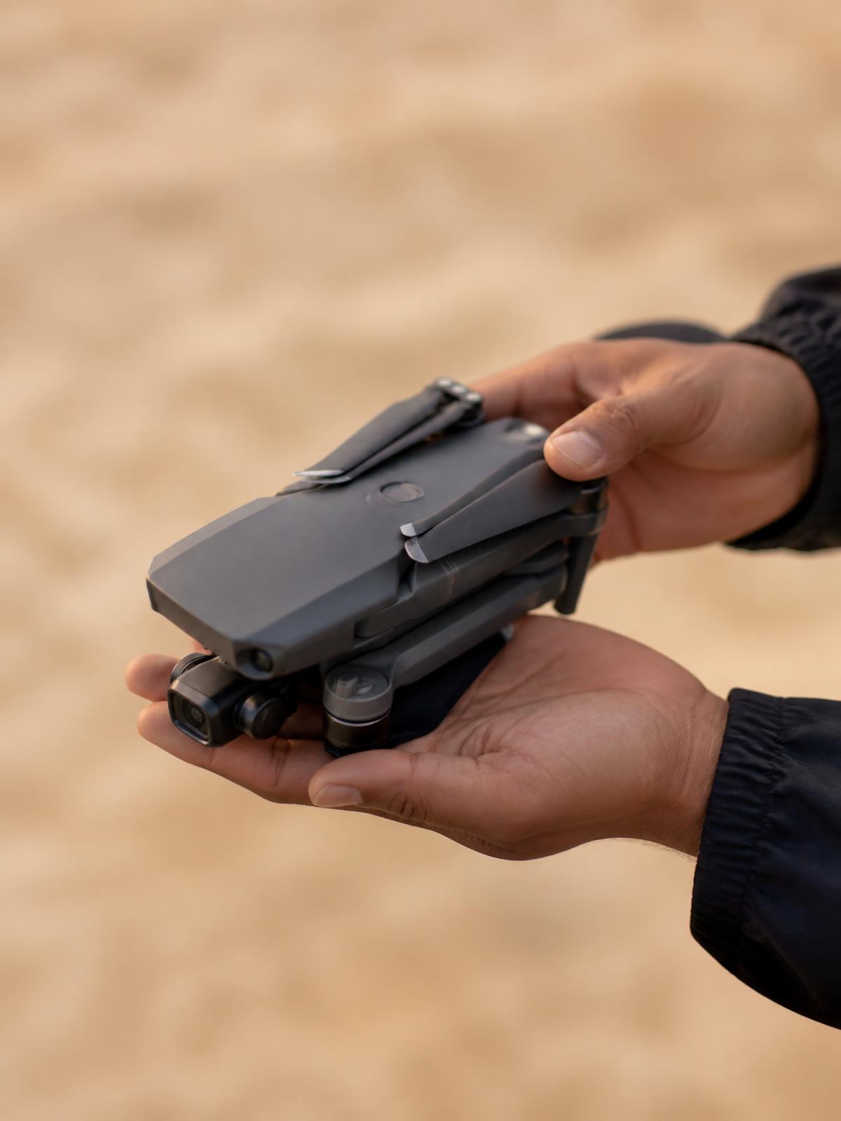 Dron sub-250g w dłoniach